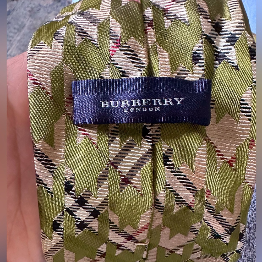 Men’s Burberry London tie with green houndstooth print